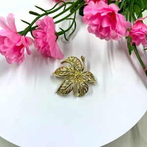 Sarah Coventry Signed Vintage Gold Filigree Style Flower Brooch